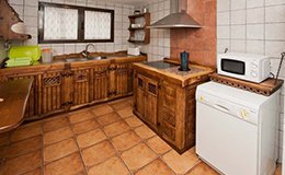 Cocina con lavavajillas, horno y todos los utensilios necesarios