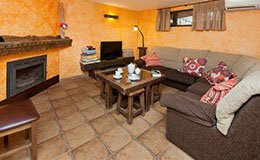 Salón con chimenea y rincón de relax