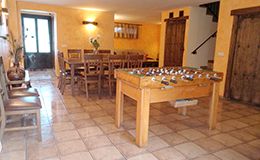 Salón comedor con TV, juegos de mesa y futbolín