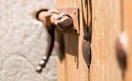 Conservación de puertas y ventanucos de la granja